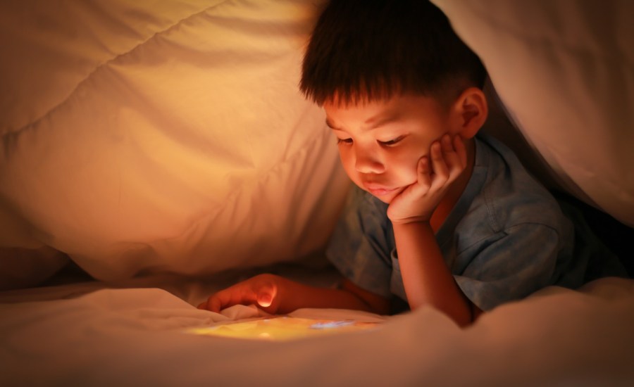 using screens at night, screen time before bed, sleep and screen time, children blue light sleep