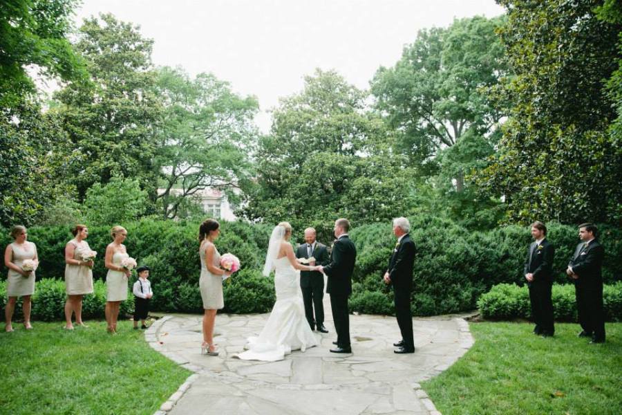 A couple gets married at Belle Meade Plantation.