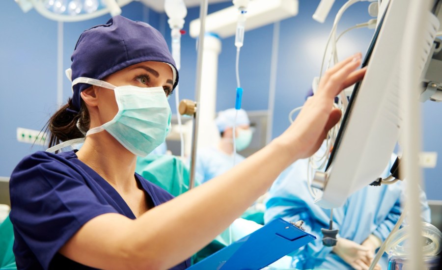 nurse working in an emergency room