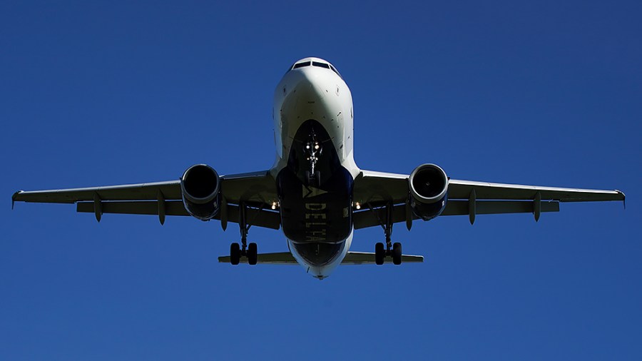 A Delta Airlines A319 lands at DCA