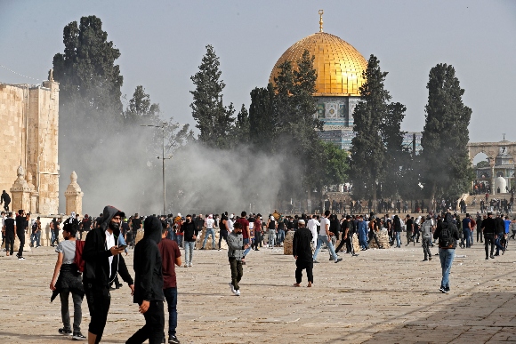 Palestinian protesters clash with Israeli security forces at Jerusalem's Al-Aqsa mosque compound