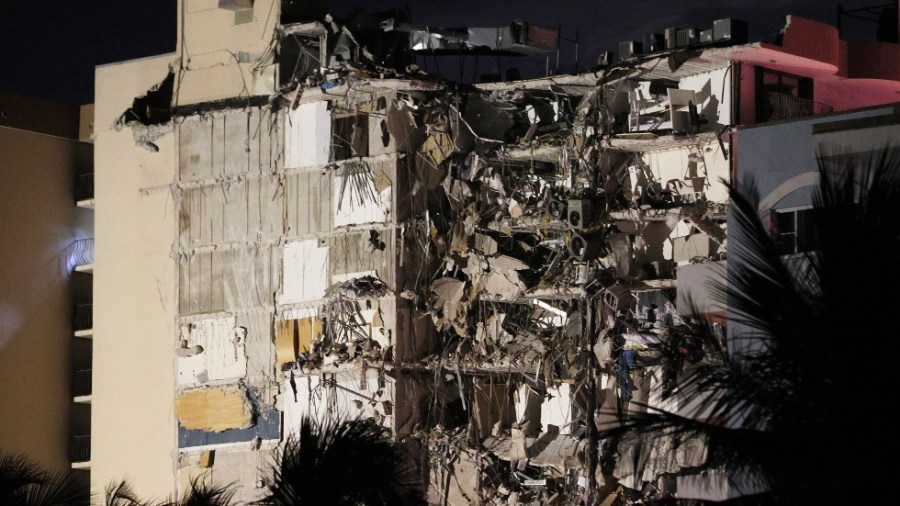 Building collapses in Miami