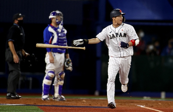 Japan's Tesuto Yamada (R) hits a double for three RBI to left field during the eighth inning of the Tokyo 2020 Olympic Games baseball semifinal game