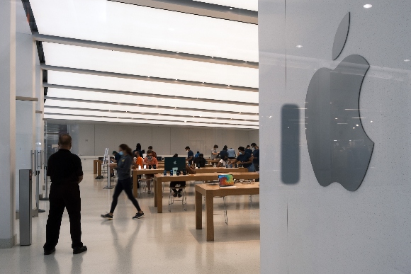 People visit the Apple store in the Oculus Mall in Manhattan