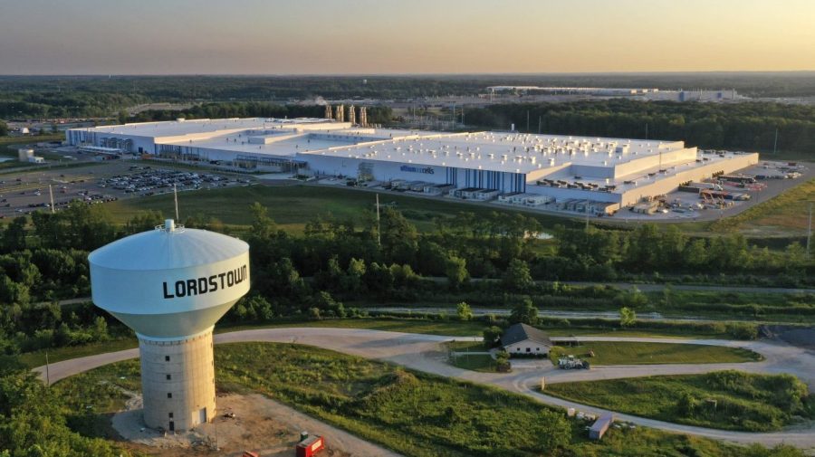 FILE - The Ultium Cell factory is seen, July 7, 2023, in Warren, Ohio. Unionized workers at the General Motors joint venture electric vehicle battery plant in Ohio will see pay raises while they continue to negotiate a contract, if they ratify an interim deal announced Thursday, Aug. 24. (AP Photo/Gene J. Puskar, File)