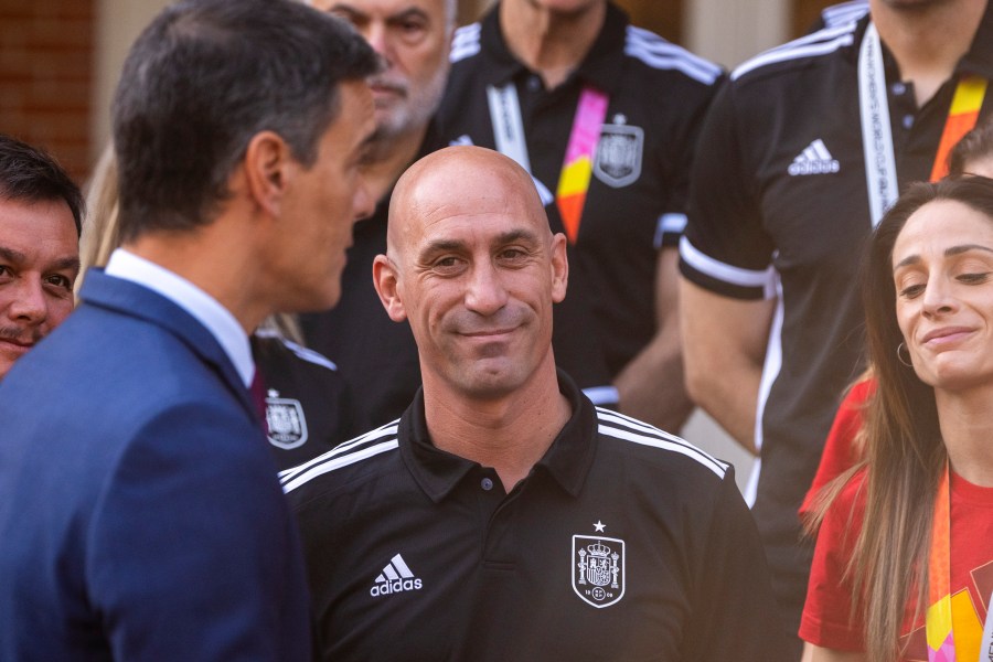 FILE - President of Spain's soccer federation Luis Rubiales, stands with Spain's Women's World Cup soccer team after being received by Spain's Prime Minister Pedro Sanchez, left, at La Moncloa Palace in Madrid, Spain, Tuesday, Aug. 22, 2023. Rubiales has resigned, Sunday, Sept. 10, 2023, from his post after a kiss scandal which tarnished Spain's victory at the Women's World Cup. (AP Photo/Manu Fernandez, file)