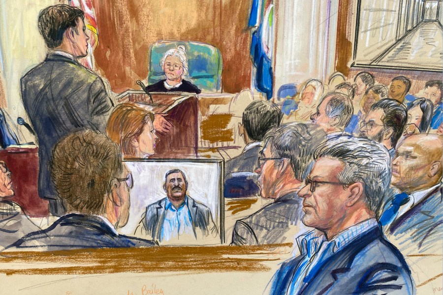 En este bosquejo artístico aparece Salah Al-Ejaili, al frente, derecha, con anteojos, experiodista de Al-Jazeera, ante el tribunal de distrito de Estados Unidos en Alexandria, Virginia, el martes 16 de abril de 2024. Al-Ejaili ha testificado sobre abusos que sufrió cuando estuvo detenido de la prisión de Abu Ghraib, en Irak. (Dana Verkouteren vía AP)