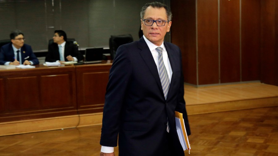 Ecuador's former Vice President Jorge Glas enters a courtroom.