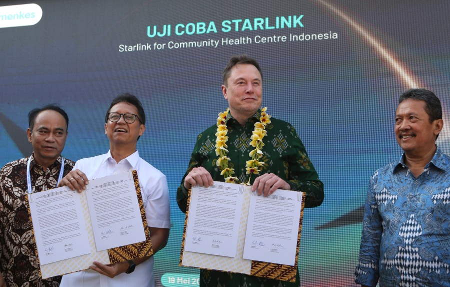 Indonesian Minister of Health Budi Gunadi Sadikin, second from left, and Elon Musk, second from right, sign an agreement on enhancing connectivity at a public health center in Denpasar, Bali, Indonesia on Sunday, May 19, 2024. Elon Musk arrived in Indonesia's resort island of Bali to launch Starlink satellite internet service in the world's largest archipelago nation. (AP Photo/Firdia Lisnawati)