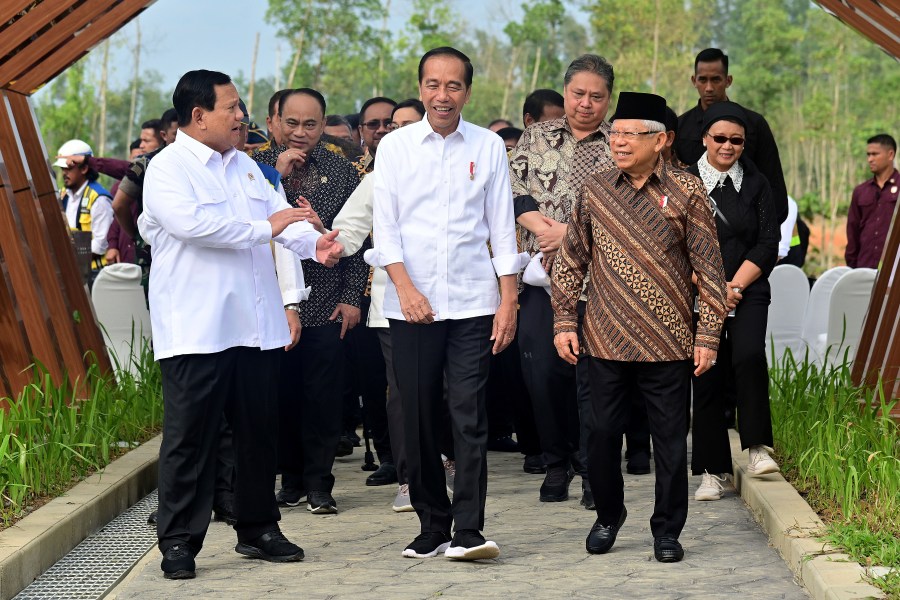 In this photo released by Indonesian Presidential Palace, Indonesian President Joko Widodo, center, talks with Indonesian Defense Minister and president-elect Prabowo Subianto, left, and Indonesian Vice President Ma'ruf Amin, right, in the new capital city Nusantara in Penajam Paser Utara, East Kalimantan, Indonesia, Monday, Aug.12, 2024. (Muchlis Jr/Indonesian President Palace via AP)