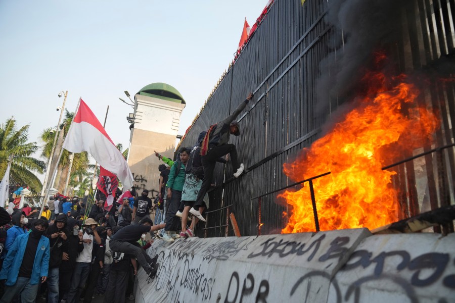 Protesters attempt to storm Indonesia's parliament during a protest against controversial changes to election laws that could further enhance the political influence of outgoing President Joko Widodo, in Jakarta, Indonesia, Thursday, Aug. 22, 2024. (AP Photo/Dita Alangkara)