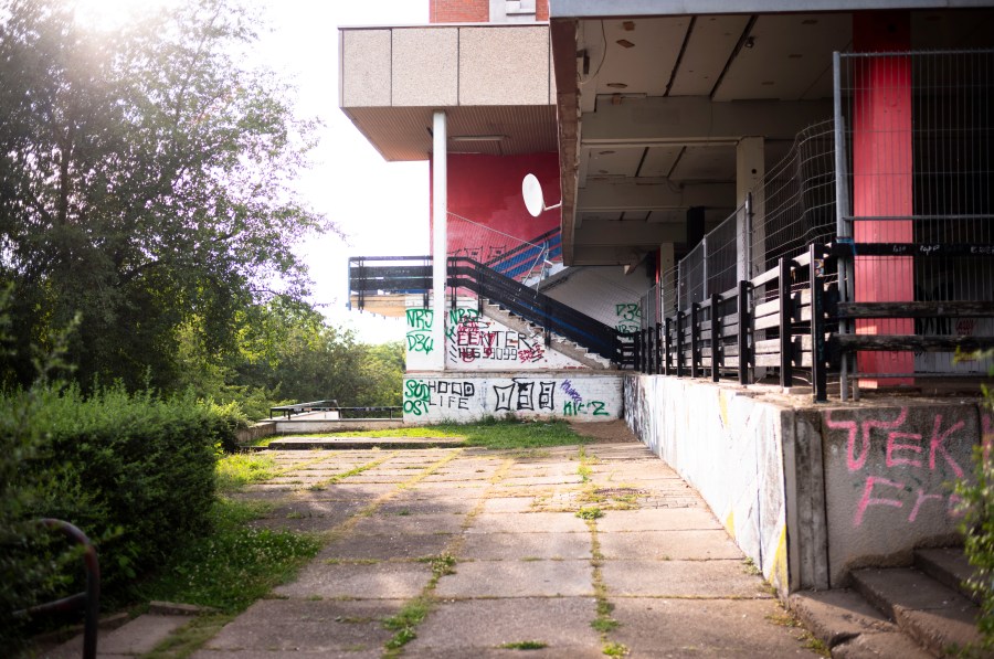 A dilapidated storage building is seen in Erfurt, Germany, Wednesday, Aug. 14, 2024, where Omar Diallo, a 22-year-old migrant from Guinea in West Africa and two friends were hunted and beaten up in 2020. (AP Photo/Markus Schreiber)