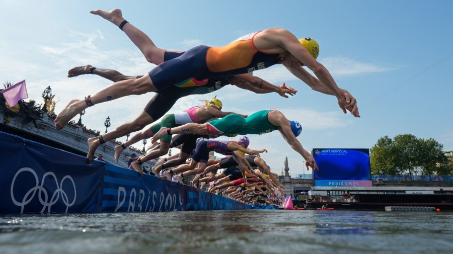 Mitch Kolkman, of the Netherlands, dives into the water for the start of the men's individual triathlon competition at the 2024 Summer Olympics, Wednesday, July 31, 2024, in Paris, France. (AP Photo/David Goldman)